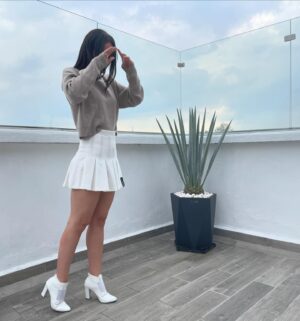 Laura Carmine Instagram - #tbt extrañando mi pelo largo, ¿cómo les gusta más largo o corto?