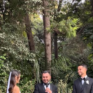 Laura Carmine Instagram - Una semana después de los días más hermosos que he vivido.  La última es mi favorita ❤️ @vivianaserna y @diegoreyes les deseo lo mejor siempre los amo y gracias Diego por ser como eres con mi Vivi.  Sigo reponiéndome de la boda, tengo que hacer un reel de la boda por tanta foto y vídeo que tengo  #viviydiego