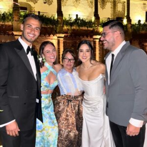 Laura Carmine Instagram - Una semana después de los días más hermosos que he vivido.  La última es mi favorita ❤️ @vivianaserna y @diegoreyes les deseo lo mejor siempre los amo y gracias Diego por ser como eres con mi Vivi.  Sigo reponiéndome de la boda, tengo que hacer un reel de la boda por tanta foto y vídeo que tengo  #viviydiego