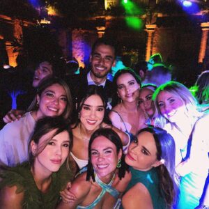 Laura Carmine Instagram - Una semana después de los días más hermosos que he vivido.  La última es mi favorita ❤️ @vivianaserna y @diegoreyes les deseo lo mejor siempre los amo y gracias Diego por ser como eres con mi Vivi.  Sigo reponiéndome de la boda, tengo que hacer un reel de la boda por tanta foto y vídeo que tengo  #viviydiego