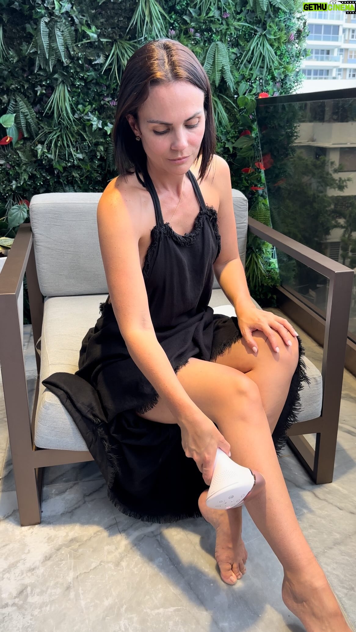 Laura Carmine Instagram - ¡Philips Lumea es mi aliada para estar libre de vello! Pruébala y que se convierta en tu mejor aliada #Philips #PhilipsLumea