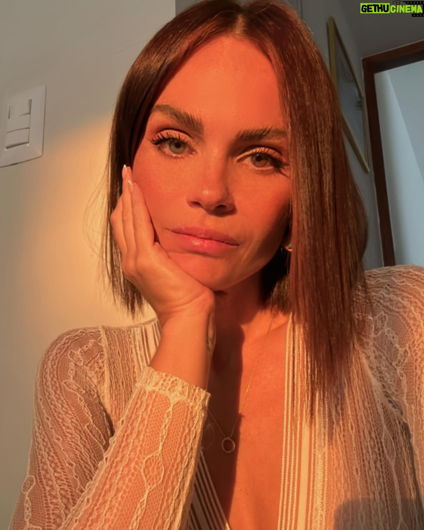 Laura Carmine Instagram - Golden Hour, pero me estoy derritiendo 😒