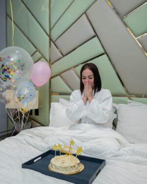 Laura Carmine Instagram - I’m too young to be this old, Happy birthday to me! 

Gracias @maydecolumna por traerme todos los globitos y una vez podemos celebrar juntas nuestro cumple te amoooooo

Gracias @olvhotel por darme tanto en este tiempo, por celebrarme y darme unos días con excelente trato 

📸 by: @__mr.photos__ 
Coordinador: @joseanvelezb 
🎂: @adriaestradacaceres