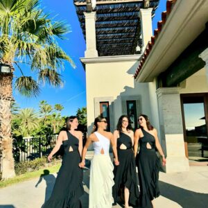 Laura Carmine Instagram - Este fin de semana fue hermoso, celebrando la despedida de soltera de mi Vivi, la conocí tan chiquita y ya se me casa 😍 no saben lo que ella significa para mi y la paz que siempre me da. Next stop: @vivianaserna wedding👰🏻💍🤵🏽
Gracias @liveaquacabo @grandfaloscabos por tratarnos como reinas y hacer todo un plan increíble para la despedida, desde el tasting, el spa, la cabaña y el desayuno, además del excelente servicio y las vistas del hotel que podíamos ver las ballenas tan cerca.
Gracias @papillonyachtsloscabos por llevarnos a ver tan de cerca a las ballenas, que vimos como mamá ballena le enseñaba hacer saltos a su ballenato y además vimos delfines (haré un reel de esto)
Gracias @iwishidobach por los regalos para todas, ustedes tienen todo para una ocasión así y llega todo rápido.
Gracias @aguayarenamx y @pandawa_beach por el traje de baño y la falda para tener todas el mismo look en un momento tan especial.
Sin todos ustedes este fin de semana y regalo para Vivi hubiera sido imposible. GRACIAS GRACIAS GRACIAS 🤍🤍🐳🐳🐬🐬