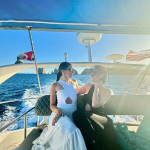 Laura Carmine Instagram - Este fin de semana fue hermoso, celebrando la despedida de soltera de mi Vivi, la conocí tan chiquita y ya se me casa 😍 no saben lo que ella significa para mi y la paz que siempre me da. Next stop: @vivianaserna wedding👰🏻💍🤵🏽
Gracias @liveaquacabo @grandfaloscabos por tratarnos como reinas y hacer todo un plan increíble para la despedida, desde el tasting, el spa, la cabaña y el desayuno, además del excelente servicio y las vistas del hotel que podíamos ver las ballenas tan cerca.
Gracias @papillonyachtsloscabos por llevarnos a ver tan de cerca a las ballenas, que vimos como mamá ballena le enseñaba hacer saltos a su ballenato y además vimos delfines (haré un reel de esto)
Gracias @iwishidobach por los regalos para todas, ustedes tienen todo para una ocasión así y llega todo rápido.
Gracias @aguayarenamx y @pandawa_beach por el traje de baño y la falda para tener todas el mismo look en un momento tan especial.
Sin todos ustedes este fin de semana y regalo para Vivi hubiera sido imposible. GRACIAS GRACIAS GRACIAS 🤍🤍🐳🐳🐬🐬