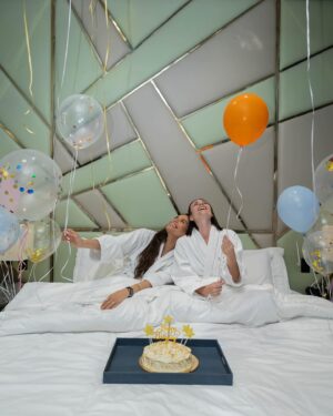 Laura Carmine Instagram - I’m too young to be this old, Happy birthday to me! 

Gracias @maydecolumna por traerme todos los globitos y una vez podemos celebrar juntas nuestro cumple te amoooooo

Gracias @olvhotel por darme tanto en este tiempo, por celebrarme y darme unos días con excelente trato 

📸 by: @__mr.photos__ 
Coordinador: @joseanvelezb 
🎂: @adriaestradacaceres