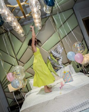 Laura Carmine Instagram - I’m too young to be this old, Happy birthday to me! 

Gracias @maydecolumna por traerme todos los globitos y una vez podemos celebrar juntas nuestro cumple te amoooooo

Gracias @olvhotel por darme tanto en este tiempo, por celebrarme y darme unos días con excelente trato 

📸 by: @__mr.photos__ 
Coordinador: @joseanvelezb 
🎂: @adriaestradacaceres