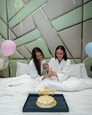 Laura Carmine Instagram - I’m too young to be this old, Happy birthday to me! 

Gracias @maydecolumna por traerme todos los globitos y una vez podemos celebrar juntas nuestro cumple te amoooooo

Gracias @olvhotel por darme tanto en este tiempo, por celebrarme y darme unos días con excelente trato 

📸 by: @__mr.photos__ 
Coordinador: @joseanvelezb 
🎂: @adriaestradacaceres