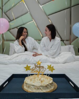 Laura Carmine Instagram - I’m too young to be this old, Happy birthday to me! 

Gracias @maydecolumna por traerme todos los globitos y una vez podemos celebrar juntas nuestro cumple te amoooooo

Gracias @olvhotel por darme tanto en este tiempo, por celebrarme y darme unos días con excelente trato 

📸 by: @__mr.photos__ 
Coordinador: @joseanvelezb 
🎂: @adriaestradacaceres