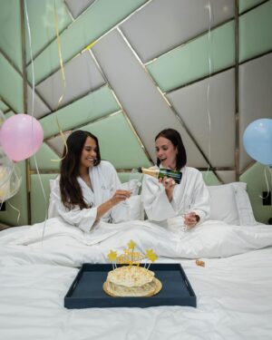 Laura Carmine Instagram - I’m too young to be this old, Happy birthday to me! 

Gracias @maydecolumna por traerme todos los globitos y una vez podemos celebrar juntas nuestro cumple te amoooooo

Gracias @olvhotel por darme tanto en este tiempo, por celebrarme y darme unos días con excelente trato 

📸 by: @__mr.photos__ 
Coordinador: @joseanvelezb 
🎂: @adriaestradacaceres