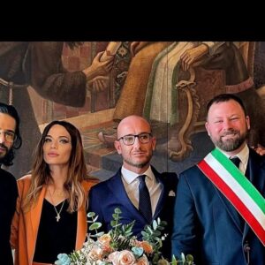 Laura Chiatti Instagram - grazie a tutto il consiglio comunale , in particolar modo al sindaco @giac_chio , che oltre ad essere un grande professionista , è soprattutto per me un amico davvero speciale . @marcoboccireal #cittadinanzaonoraria ❤️ @sarachiattelli