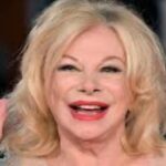 Laura Chiatti Instagram – “Che palle , l’umanità  si prende troppo sul serio, per questo  mi sento un po’ fuori dalla specie” dicevi ..e ridevi ridevi fino alle lacrime …. Ho avuto il piacere di poterti parlare dal vivo solo 2 volte, ma era come se ci conoscessimo nel profondo , forse perché anch’io come te mi sento un po’ fuori da quella  specie … Eri luce, bellezza, ironia .. Colei che rappresentava naturalmente l’anticonformismo sano, non quello che oggi viene considerato “sbagliato “ perché non segue il pensiero collettivo … Tu tenevi stretta la tua personalità, che ci ha  arricchito l’anima  e alleggerito il peso della vita, quando la vita decide di fare come le pare… Tu sei riuscita ad essere scoperta per 90 anni, incontaminata , leggera e pulita come una bambina , mandando letteralmente a fare in culo la paura del giudizio . Non dimenticherò mai quando nel bel mezzo di un’assurda “ bufera mediatica “ che mi ha coinvolta, mi hai appoggiata e fatto un  epistolare carezza , difendendomi come una madre … ecco , queste sono le persone che amo e che lasciano il loro grande valore in questo viaggio … spero di poter seguire il tuo percorso morale , perché ciò che rimane su questa terra  di noi, è tutto racchiuso lì . Ciao Sandra bella. ❤️
