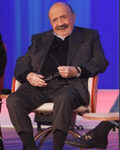 Laura Chiatti Instagram - Ciao Maurizio…. Tu che ci hai raccontato l’Italia nelle sue bellezze e nelle sue magagne. Tu che riuscivi ad essere poetico anche nel profondo disincanto . La tua intelligenza potente e sottile , è stata un insegnamento costante , una scuola presente in tutte le nostre case. Che tu possa con l’allegria trascendentale che nascondevi dietro quel buffo ghigno burbero, non chiudere , ma aprire un miglior “ sipario “❤️