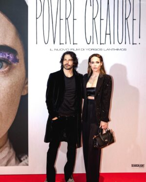 Laura Chiatti Instagram - #poverecreature . Un film bellissimo …  che guardi con il cuore , e senti con gli occhi… intenso , profondo , pungente . Come riconoscersi nel mondo  partendo dall’innocenza  della nostra anima , toccando  il peccato , la sottomissione , attraversando il dolore , fino a scoprire la parte più vera di  noi stessi .