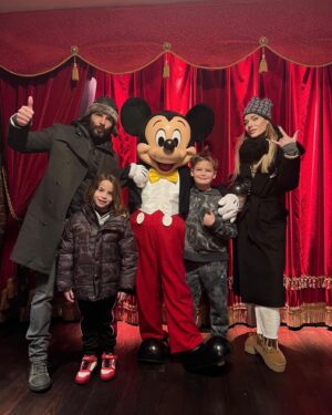 Laura Chiatti Instagram - favola d’amore❤️ @disneylandparis #disneylandparis30 #disneyxcrismas
