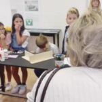 Laura Chiatti Instagram - I bambini che illustrano ai genitori il loro percorso didattico utilizzando lo ‘Specchio Riflesso” della Collezione Oggettimatici utilizzato a scuola insieme alla Prof.ssa Emanuela Ughi e la maestra Nicoletta Menghini: con quale serietà,con quale consapevolezza, con quale soddisfazione! Un interesse inaspettato, e coinvolgente per tutti un approccio didattico utile, sereno ed inclusivo. Un progetto condiviso di Emanuela Ughi, natematica dell’Università di Perugia, che i bambini chiamano appunto “la maestra dell’Università, con la coinvolgente collaborazione della maestra Nicoletta Menghini e la scuola di Ammeto, Marsciano. Bello vedere anche la D.S. Elvira Baldini condividere, giocare e divertirsi con i bambini. Grazie ❤️