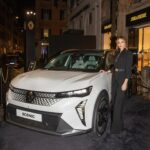 Laura Chiatti Instagram - Oggi in via Condotti si respira un’aria Natalizia, ma anche di innovazione, tecnologia e sostenibilità. Oltre alle splendide luminarie firmate Renault, infatti, ho potuto scoprire la punta di diamante della gamma elettrica Renault, Scenic E-Tech 100% electric. @renault_italia #xmasrenault23 #adv