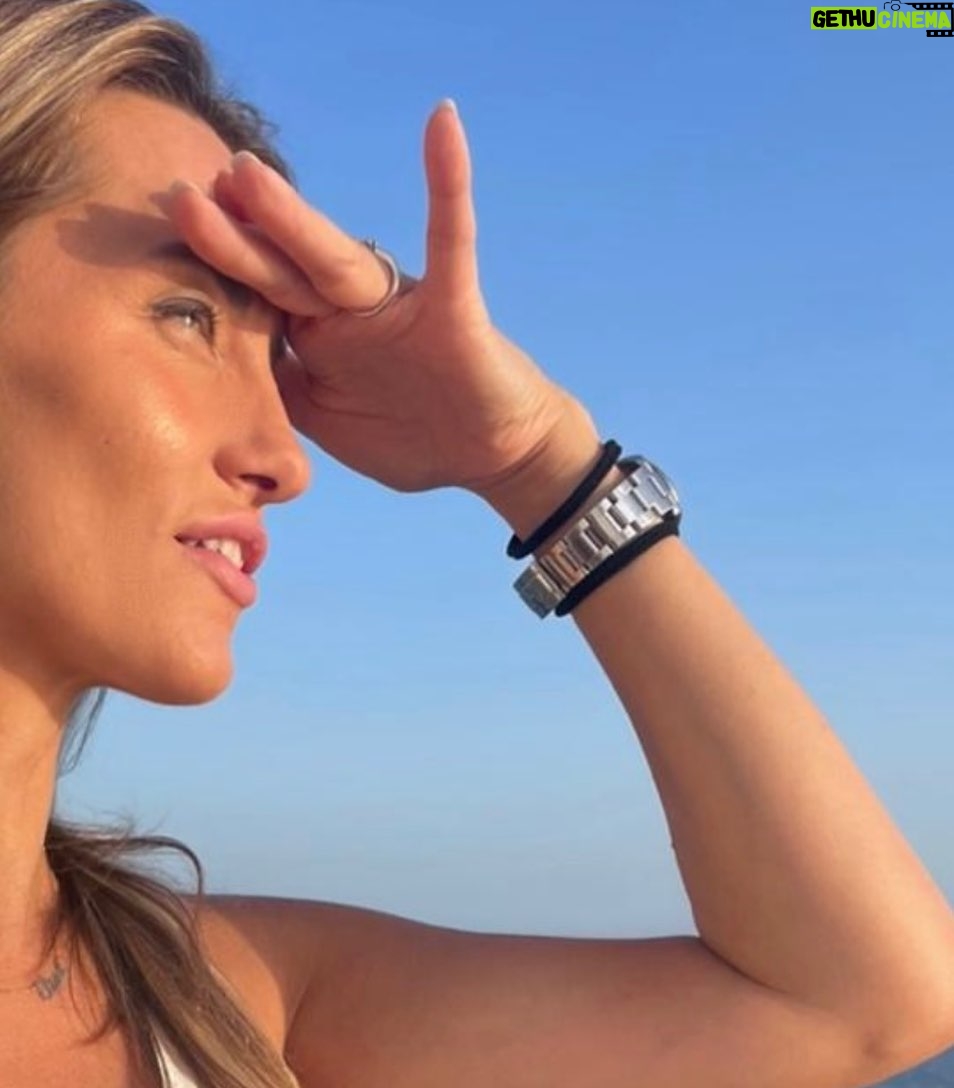 Laura Chiatti Instagram - Sei la parte del mio cuore che batte con il ritmo giusto, la quiete dopo la tempesta che fa nascere l’arcobaleno… la voce coraggiosa di cui ho bisogno , anche quando non lo dico… sei l’angelo che mi solleva , quando io mi dimentico di volare. Buon compleanno sorellina mia…..ti amo @elisa.chiatti77