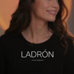Laura Chimaras Instagram - Si me hubiesen advertido que eras cleptómano no les hubiese creído… POEMA 6/29 🖤 titulado: Ladrón ¿Cómo van con los poemas? ¿Hasta ahora cuál es tu favorito? #poema #poemacorto #poesía #poemadeamor #chimaraslaura #poesíaenespañol