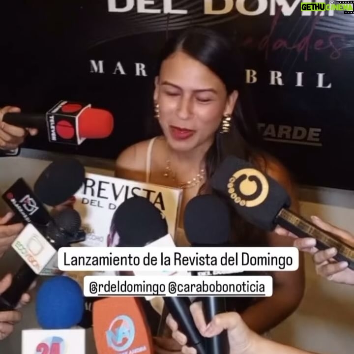 Laura Chimaras Instagram - Esto pasó anoche en mi país Venezuela 🇻🇪🥹 Tuve le oportunidad de ser la portada de @rdeldomingo y no sólo el trabajo que se hizo de edición, la conversación que tuvimos, fue grandiosa, si no que, entre todo el recorrido, escribí un artículo donde cuento no sólo el proceso que ando transitando, si no la importancia de la lectura y en este caso de la poesía en nuestras vidas. Gracias a todo el equipo, a todas las personas que estaban anoche en el evento, sé que nos vamos a ver muy pronto mi Venezuela linda🇻🇪 Te llevo en mis poemas, en mis libros, en mi sentir más que nunca. Mientras el tiempo pasa, más te extraño y más ganas de volver a abrazarlos tengo. PRONTO NOS VEMOS MI VENEZUELA, PRONTO🇻🇪 La fotografía de portada fue realizada por @elizabethmua El domingo ya estará disponible en físico en todas las tiendas @redvital.ve del país. En los vuelos de Turpial Airlines y en más de 160 puntos de cortesía de distribuidor en: Caracas, Carabobo, Aragua, Cojedes y Costa de Falcón. #revistadeldomingo