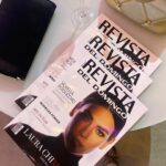 Laura Chimaras Instagram - Esto pasó anoche en mi país Venezuela 🇻🇪🥹 Tuve le oportunidad de ser la portada de @rdeldomingo y no sólo el trabajo que se hizo de edición, la conversación que tuvimos, fue grandiosa, si no que, entre todo el recorrido, escribí un artículo donde cuento no sólo el proceso que ando transitando, si no la importancia de la lectura y en este caso de la poesía en nuestras vidas. Gracias a todo el equipo, a todas las personas que estaban anoche en el evento, sé que nos vamos a ver muy pronto mi Venezuela linda🇻🇪 Te llevo en mis poemas, en mis libros, en mi sentir más que nunca. Mientras el tiempo pasa, más te extraño y más ganas de volver a abrazarlos tengo. PRONTO NOS VEMOS MI VENEZUELA, PRONTO🇻🇪 La fotografía de portada fue realizada por @elizabethmua El domingo ya estará disponible en físico en todas las tiendas @redvital.ve del país. En los vuelos de Turpial Airlines y en más de 160 puntos de cortesía de distribuidor en: Caracas, Carabobo, Aragua, Cojedes y Costa de Falcón. #revistadeldomingo