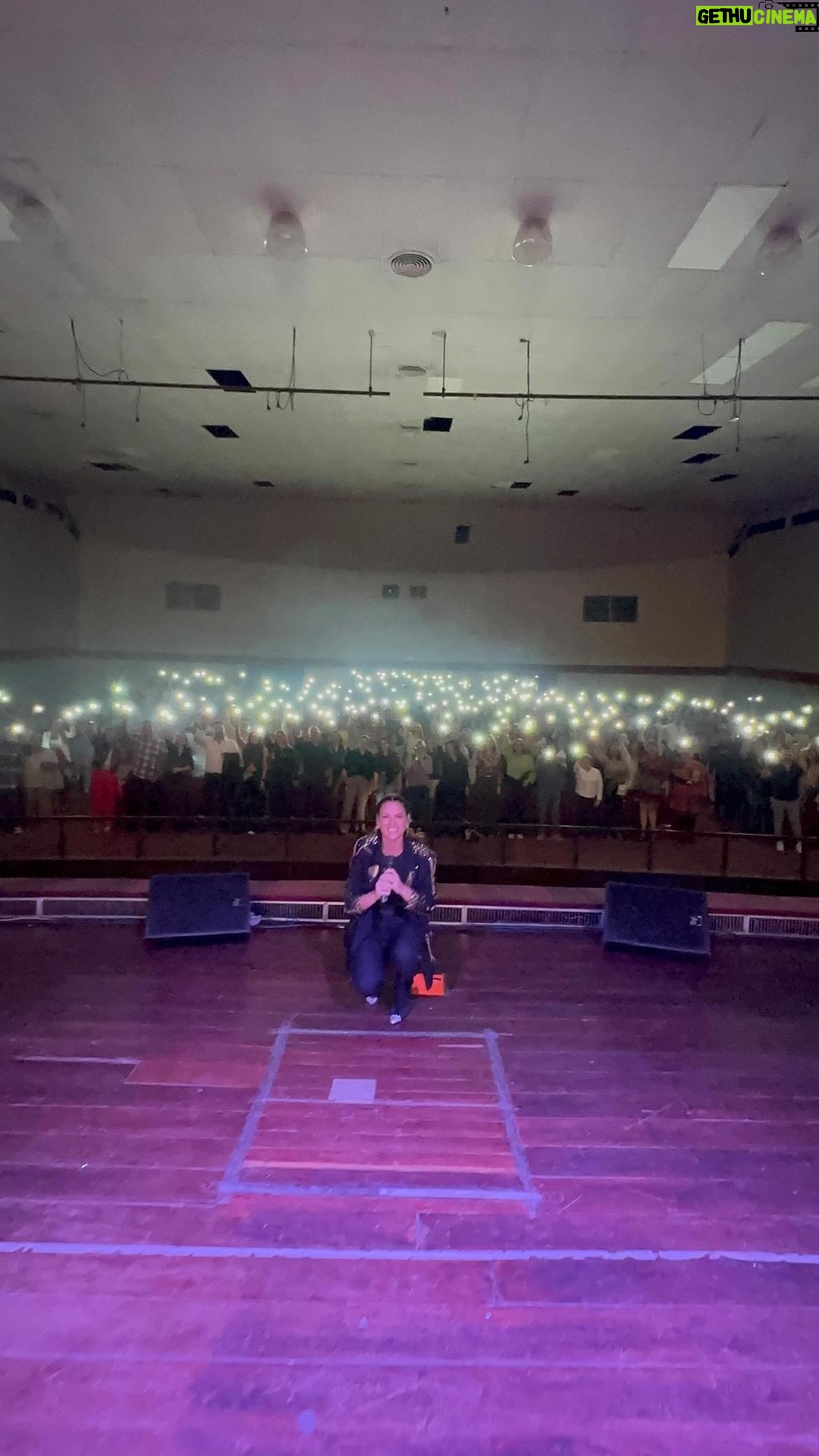 Laura Chimaras Instagram - Me dijeron que la poesía no llenaba teatros, me dijeron que nadie buscaría de leer mis libros, me dijeron que no lograría que las personas fueran a escucharme, menos mal no presté atención, aunque estaba asustada… seguí✍🏻 Tengo mucha emoción de mi show en Miami el 28 de Octubre🥹 es un gran reto para todo el equipo, el salón es bastante grande y el show nos exige más entrega desde el montaje hasta cada poema que se va a recitar. Las entradas las puedes buscar en @goliiive - en laurachimaras.com o en el perfil de mi cuenta. Gracias a todos los que han adquirido los tickets, lo aprecio mucho🥹 Miami estoy 🔥 será una noche de otro nivel🔥✍🏻🎤