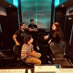 Laura Chimaras Instagram - Ya son, más de 5 meses que el estudio se ha convertido en mi segunda casa, para crear, sentir, reír, cometer errores, un sin fín de cosas. Hace meses que estoy en la construcción de algo que ni yo estaba muy clara de cómo iba a sonar y el camino de creación me mostró sus colores, sus sonidos, la voz que va a estar presente… Me hizo crear una familia nueva. No sé que sería de este álbum sin @profmosquera por sus ideas, su calma, su entusiasmo. Sin @robbiemeza por su arte, su producción musical, ideas, entrega. Honrada me siento de poder decir que los muchachos de @demastersinc @franksantofimio @enderthomas son parte de esta creación. Las ideas de frank tan valiosas, sus tocadas de guitarra en la mañana mientras buscábamos algún sonido, su tiempo y siempre su buena vibra. Y algo que debo confesar, este álbum no sería lo que está empezando a ser sin las voces, arreglos, ideas, sentimientos, de @enderthomas admiración total a su arte y entrega en cada minuto. ¿Será que ya les empiezo a mostrar cómo vamos? ¿Qué dicen? ¿Preparados para escuchar más poesía? #poesíaymúsica #poemas #poeta #albumspokenword