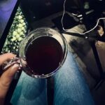 Laura Chimaras Instagram - A veces pensar en crear, descubrir letras, sonidos, plasmar tus ideas, aunque vengan influenciadas por tus escritores, poetas, genios, músicos favoritos, te puede generar miedo. Yo tengo un sueño, hacer que el poema pueda llegar tan lejos como llega una canción. En mis procesos más íntimos, mientras le busco ritmo a mis versos, sentía la necesidad de hacer que volaran, y cuando me refiero a volar es como si puede un poema traspasar, países, religiones, ideales políticos, dogmas etc. y descubrí la mejor forma… a través de la música. Llevo tiempo en este proceso, escribir se ha convertido en la manera como vivo. Crear estos poemas, enfrentarme al papel e intentar hacer un soneto, una décima, una octava real, ha sido hermoso. Poco a poco les iré contando más, pero este viaje ya empezó. ¿Cómo creen que se va a llamar mi primer álbum? ✍🏻