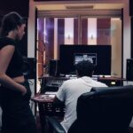 Laura Chimaras Instagram - Me dijeron que era imposible y aquí estoy desde hace muchos meses… creando mi primer álbum de poesía y música💿✍🏻 Mi acercamiento a la escritura se hace por el cansancio que traía de ser parte de comunidades donde no me sentía a gusto, compartir con personas donde la ignorancia era más grande que su capacidad de amar, donde preferían vestir unos zapatos caros a abrazarse en navidad, dejé de sentirme bien ahí y empecé a sentirme como en casa cada vez que escribía. Si bien es cierto, crecí entre poetas, músicos, actores, pensadores, pintores, arquitectos, y conocí desde muy chiquita lo que es hacer arte, vivir de eso, jamás había sentido algo tan fuerte como la escritura, la palabra, el recitar un poema, el conocer la música como la construcción de unas alas para hacer que mis poemas lleguen más lejos… todo esto es nuevo y quiero quedarme ahí🖤 Nada, este año se las trae, vamos a ver como fluye✍🏻 ¿Que creen que salga primero el libro? ¿Álbum? ¿Gira?