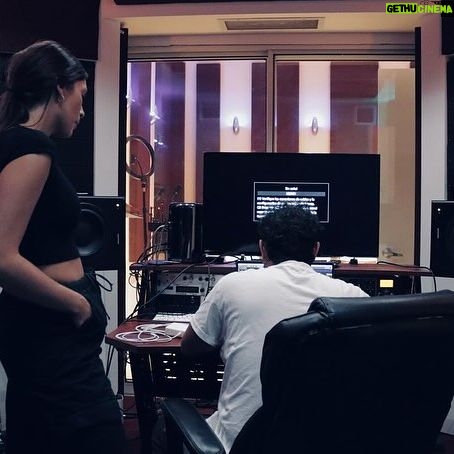 Laura Chimaras Instagram - Me dijeron que era imposible y aquí estoy desde hace muchos meses… creando mi primer álbum de poesía y música💿✍🏻 Mi acercamiento a la escritura se hace por el cansancio que traía de ser parte de comunidades donde no me sentía a gusto, compartir con personas donde la ignorancia era más grande que su capacidad de amar, donde preferían vestir unos zapatos caros a abrazarse en navidad, dejé de sentirme bien ahí y empecé a sentirme como en casa cada vez que escribía. Si bien es cierto, crecí entre poetas, músicos, actores, pensadores, pintores, arquitectos, y conocí desde muy chiquita lo que es hacer arte, vivir de eso, jamás había sentido algo tan fuerte como la escritura, la palabra, el recitar un poema, el conocer la música como la construcción de unas alas para hacer que mis poemas lleguen más lejos… todo esto es nuevo y quiero quedarme ahí🖤 Nada, este año se las trae, vamos a ver como fluye✍🏻 ¿Que creen que salga primero el libro? ¿Álbum? ¿Gira?