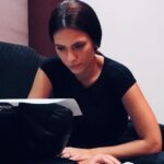 Laura Chimaras Instagram - Me dijeron que era imposible y aquí estoy desde hace muchos meses… creando mi primer álbum de poesía y música💿✍🏻 Mi acercamiento a la escritura se hace por el cansancio que traía de ser parte de comunidades donde no me sentía a gusto, compartir con personas donde la ignorancia era más grande que su capacidad de amar, donde preferían vestir unos zapatos caros a abrazarse en navidad, dejé de sentirme bien ahí y empecé a sentirme como en casa cada vez que escribía. Si bien es cierto, crecí entre poetas, músicos, actores, pensadores, pintores, arquitectos, y conocí desde muy chiquita lo que es hacer arte, vivir de eso, jamás había sentido algo tan fuerte como la escritura, la palabra, el recitar un poema, el conocer la música como la construcción de unas alas para hacer que mis poemas lleguen más lejos… todo esto es nuevo y quiero quedarme ahí🖤 Nada, este año se las trae, vamos a ver como fluye✍🏻 ¿Que creen que salga primero el libro? ¿Álbum? ¿Gira?