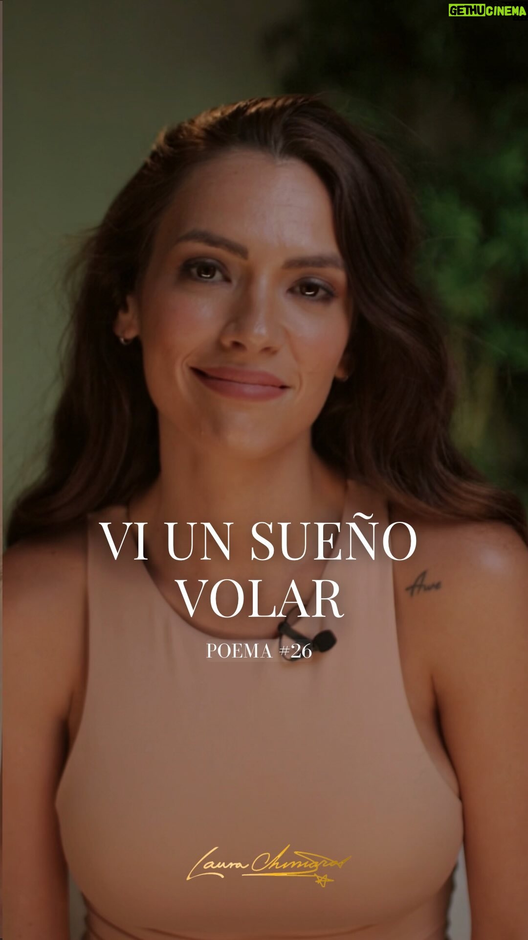 Laura Chimaras Instagram - Vi un sueño volar… Una metáfora de cómo vemos personas que anhelan mejorar sus vidas, salir del cansancio, ese que nos deja el haber sentido tanto dolor, pero al final solo nos vamos, no nos quedamos para enfrentar la situación. Poema #26 #poema #poemacorto #poesía #chimaraslaura #poeta
