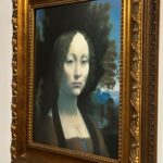 Laura Chimaras Instagram - Un día como hoy, muere Leonardo Da Vinci.   Quiero tomarme unos minutos para compartirles mis fascinación por su arte, sus descubrimientos, su vida, lo que nos dejó y también todos los misterios que se llevó.   Hace meses fui a una exhibición de Leonardo, donde me sentía como si le dieras a un niño su mejor viaje. Hace meses que me obsesioné con su vida, sus creaciones y lo que más tocó mi corazón, su capacidad de observar y vivir.   Mientras iba leyendo sobre su vida y conociendo su arte, me encuentro con lo que fue su primera obra no religiosa, Ginevra De Benci, me pareció fascinante. No era una muchacha común, era melancólica, poco atractiva, la pintura tiene los risos brillantes que tanto le gustaba a Leonardo hacer, la pose tres cuartos y algo que me voló la cabeza, fue que dicen que esta imagen anticipa la Mona lisa.   (Es la 2da fotografía del carrusel) Dicen que si te sitúas muy cerca del cuadro en la National Gallery Art en Washington, puedes observar la huella dactilar de Leonardo justo a la derecha de la mandíbula de Ginevra. Hay otra huella justo detrás del hombro derecho.   Esto para mi es impresionante, es como poder contemplar su arte, su visión, y al mismo tiempo conocerla ella. Lo más sorprendente para mí, y el factor de que es una de mis obras favoritas de Leonardo, es que al ver a Ginevra puedes sentir su pesadez, está medio ausente, sus ojos se pierden en la lejanía, lo que quizá, pudo haber sido una mujer con una vida triste, pero la realidad es que era una mujer muy inteligente y en ella existía una intensidad en su profundidad, escribió muchos poemas, donde aún se conserva un verso, “Os pido perdón; yo soy una tigresa de la montaña”. Leonardo nos sorprende con un retrato psicológico, logró plasmar las emociones ocultas.   Se dice que “Ginevra De Benci no es la Mona Lisa, no. Sin embargo, salta a la vista por el hombre que más adelante la pintaría.