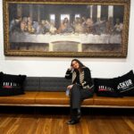 Laura Chimaras Instagram - Un día como hoy, muere Leonardo Da Vinci.   Quiero tomarme unos minutos para compartirles mis fascinación por su arte, sus descubrimientos, su vida, lo que nos dejó y también todos los misterios que se llevó.   Hace meses fui a una exhibición de Leonardo, donde me sentía como si le dieras a un niño su mejor viaje. Hace meses que me obsesioné con su vida, sus creaciones y lo que más tocó mi corazón, su capacidad de observar y vivir.   Mientras iba leyendo sobre su vida y conociendo su arte, me encuentro con lo que fue su primera obra no religiosa, Ginevra De Benci, me pareció fascinante. No era una muchacha común, era melancólica, poco atractiva, la pintura tiene los risos brillantes que tanto le gustaba a Leonardo hacer, la pose tres cuartos y algo que me voló la cabeza, fue que dicen que esta imagen anticipa la Mona lisa.   (Es la 2da fotografía del carrusel) Dicen que si te sitúas muy cerca del cuadro en la National Gallery Art en Washington, puedes observar la huella dactilar de Leonardo justo a la derecha de la mandíbula de Ginevra. Hay otra huella justo detrás del hombro derecho.   Esto para mi es impresionante, es como poder contemplar su arte, su visión, y al mismo tiempo conocerla ella. Lo más sorprendente para mí, y el factor de que es una de mis obras favoritas de Leonardo, es que al ver a Ginevra puedes sentir su pesadez, está medio ausente, sus ojos se pierden en la lejanía, lo que quizá, pudo haber sido una mujer con una vida triste, pero la realidad es que era una mujer muy inteligente y en ella existía una intensidad en su profundidad, escribió muchos poemas, donde aún se conserva un verso, “Os pido perdón; yo soy una tigresa de la montaña”. Leonardo nos sorprende con un retrato psicológico, logró plasmar las emociones ocultas.   Se dice que “Ginevra De Benci no es la Mona Lisa, no. Sin embargo, salta a la vista por el hombre que más adelante la pintaría.