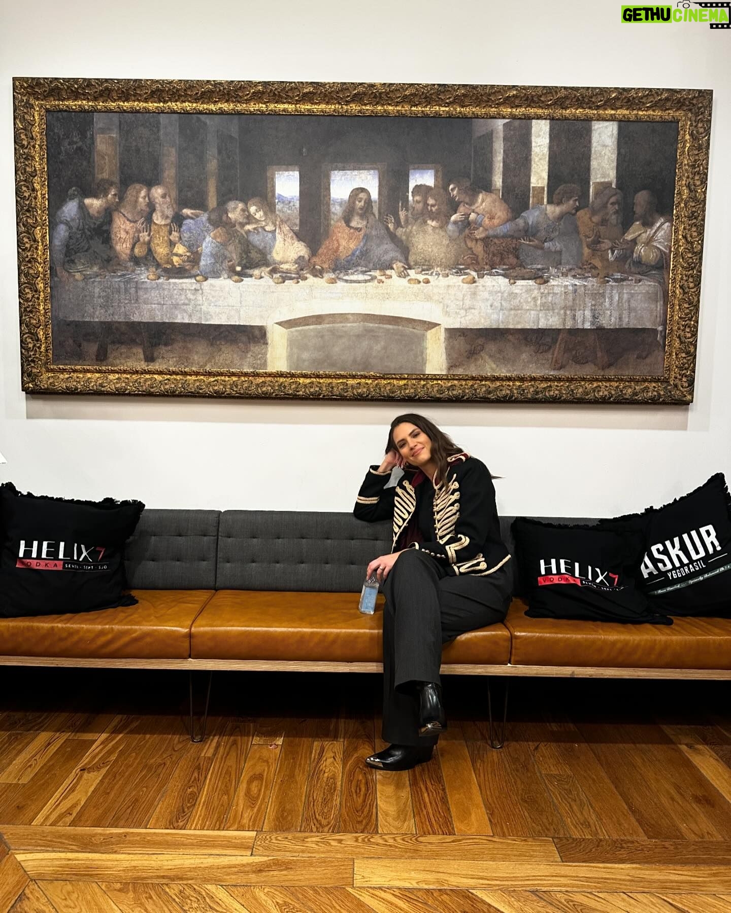 Laura Chimaras Instagram - Un día como hoy, muere Leonardo Da Vinci. Quiero tomarme unos minutos para compartirles mis fascinación por su arte, sus descubrimientos, su vida, lo que nos dejó y también todos los misterios que se llevó. Hace meses fui a una exhibición de Leonardo, donde me sentía como si le dieras a un niño su mejor viaje. Hace meses que me obsesioné con su vida, sus creaciones y lo que más tocó mi corazón, su capacidad de observar y vivir. Mientras iba leyendo sobre su vida y conociendo su arte, me encuentro con lo que fue su primera obra no religiosa, Ginevra De Benci, me pareció fascinante. No era una muchacha común, era melancólica, poco atractiva, la pintura tiene los risos brillantes que tanto le gustaba a Leonardo hacer, la pose tres cuartos y algo que me voló la cabeza, fue que dicen que esta imagen anticipa la Mona lisa. (Es la 2da fotografía del carrusel) Dicen que si te sitúas muy cerca del cuadro en la National Gallery Art en Washington, puedes observar la huella dactilar de Leonardo justo a la derecha de la mandíbula de Ginevra. Hay otra huella justo detrás del hombro derecho. Esto para mi es impresionante, es como poder contemplar su arte, su visión, y al mismo tiempo conocerla ella. Lo más sorprendente para mí, y el factor de que es una de mis obras favoritas de Leonardo, es que al ver a Ginevra puedes sentir su pesadez, está medio ausente, sus ojos se pierden en la lejanía, lo que quizá, pudo haber sido una mujer con una vida triste, pero la realidad es que era una mujer muy inteligente y en ella existía una intensidad en su profundidad, escribió muchos poemas, donde aún se conserva un verso, “Os pido perdón; yo soy una tigresa de la montaña”. Leonardo nos sorprende con un retrato psicológico, logró plasmar las emociones ocultas. Se dice que “Ginevra De Benci no es la Mona Lisa, no. Sin embargo, salta a la vista por el hombre que más adelante la pintaría.