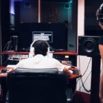 Laura Chimaras Instagram - Me dijeron que era imposible y aquí estoy desde hace muchos meses… creando mi primer álbum de poesía y música💿✍🏻 Mi acercamiento a la escritura se hace por el cansancio que traía de ser parte de comunidades donde no me sentía a gusto, compartir con personas donde la ignorancia era más grande que su capacidad de amar, donde preferían vestir unos zapatos caros a abrazarse en navidad, dejé de sentirme bien ahí y empecé a sentirme como en casa cada vez que escribía. Si bien es cierto, crecí entre poetas, músicos, actores, pensadores, pintores, arquitectos, y conocí desde muy chiquita lo que es hacer arte, vivir de eso, jamás había sentido algo tan fuerte como la escritura, la palabra, el recitar un poema, el conocer la música como la construcción de unas alas para hacer que mis poemas lleguen más lejos… todo esto es nuevo y quiero quedarme ahí🖤 Nada, este año se las trae, vamos a ver como fluye✍🏻 ¿Que creen que salga primero el libro? ¿Álbum? ¿Gira?