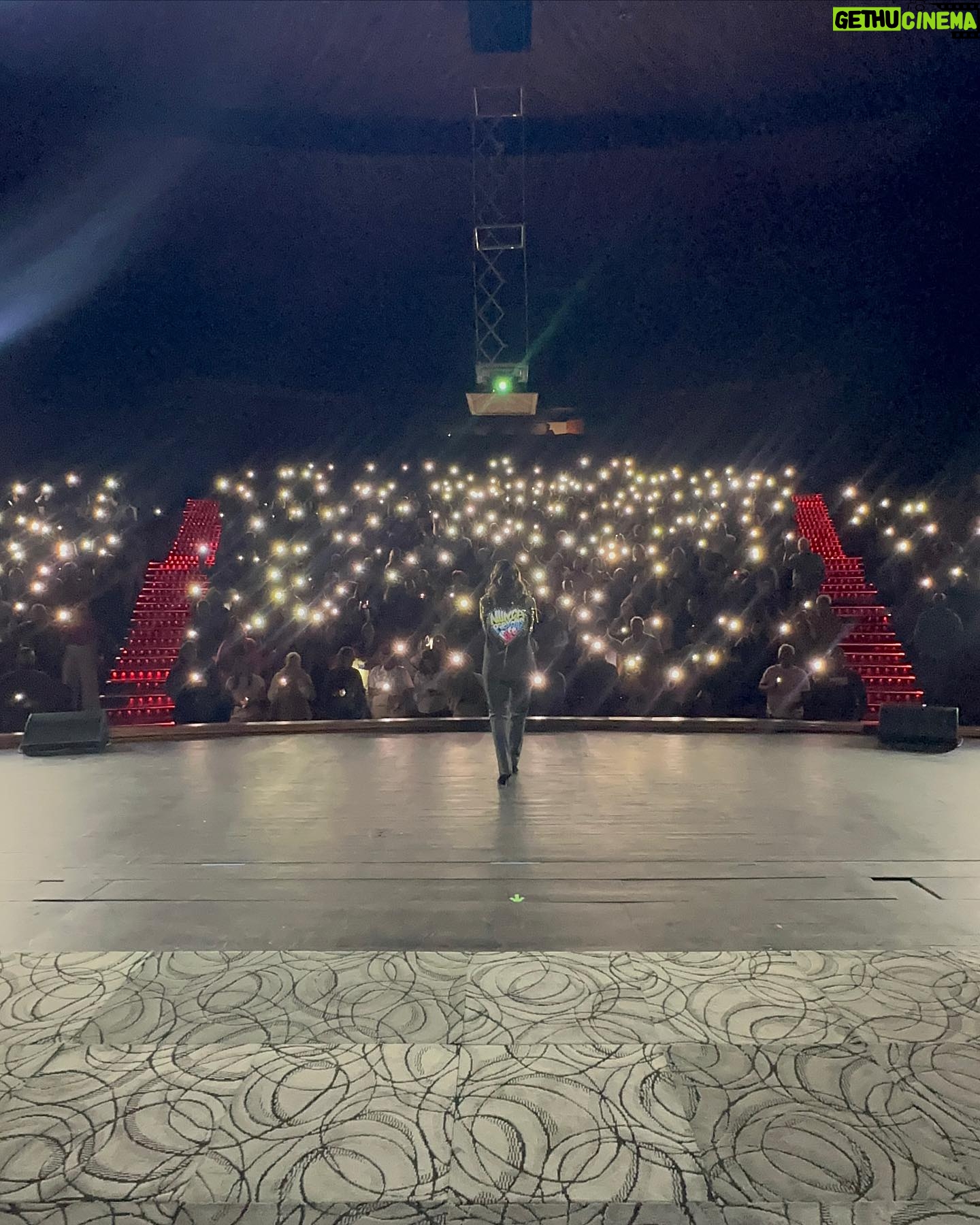 Laura Chimaras Instagram - Si me preguntan ¿cómo defines el público de anoche en Maracay? Diría que, hermoso, cálido, sensible, divertido, despierto, con muy buena vibra. Cada noche es tan especial que no existen palabras que definan lo que se vive🖤 Maracay gracias me voy con el corazón lleno de amor. Nunca Pierdas la Fe sigue tocando almas✨