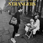 Laura Chimaras Instagram - “Life is short and the longest thing you’ll ever do” Gracias @poemgee por tus letras, tu vibra, tu poesía ✍🏻 Aunque somos extraños, el poema nos hace transitar un mismo lenguaje y somos uno en cada verso. Le dije si podía escribir un poema sobre el tiempo y lo efímero de los momentos ✍🏻 ✨