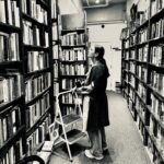 Laura Chimaras Instagram - Tenía 12 años cuando encontré en las páginas de un libro otro tipo de vida, y a través de la nostalgia en la que viví por muchos años me aferré más a ellos. Ellos se hicieron mis amigos en momentos raros, en momentos llenos de mucha felicidad y en la búsqueda de aprender más. Ciudad a la que llego, ciudad que busco sus librerías más escondidas o aquellas más luminosas. En especial ayer, entré a una que se me pareció el estudio de mi casa en Venezuela. Entre la búsqueda de antiguos libros, encontré uno, especial y raramente en español. Al abrirlo tenía anotaciones de alguien que ya lo había leído. Sé, que parece tonto, pero siento fascinante el poder ver que pensaba otra persona leyendo esta obra. Los libros no tienen tiempo, este fue impreso en 1960 y lo tengo en mis manos. No dejes de leer, de buscar experiencias, conocimientos, risas, a través de los libros. Ellos siempre van a mejorar tu lenguaje, tu capacidad de escritura, tu pensamiento. Una reflexión de Domingo en mi lugar seguro ☕️