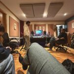 Laura Chimaras Instagram - Cuando empecé este viaje, nunca creí que estaría en el mismo estudio con el maestro @yasmilmarrufo Buscaba en uno de los poemas que sonara a Caracas, fue difícil, ni yo misma sabía cómo explicarlo. Anoche, entre cuentos y risas, entre canciones y recuerdos… Yasmil empezó a tocar, tranquilo, desde una silla negra al otro lado del estudio, con guitarras detrás de él y con luces cálidas, esas que te hacen sentir como en casa. Fue, uno de esos momentos donde no encuentras palabras, donde quizá, no hay nada que decir, sólo sentir… y en efecto, anoche me sentí en Caracas🇻🇪 Yo, apasionada y nerviosa sólo podía decir –gracias, en serio gracias– Gracias a todos los que están dando una semilla para este álbum, yo sigo sin creérmelo, yo sigo soñando y quizá, la vida me siga diciendo que si se puede🤍 Gracias maestro @yasmilmarrufo por tu tiempo, por tu calma, por tus ideas y por tu vida. GRACIAS ✨