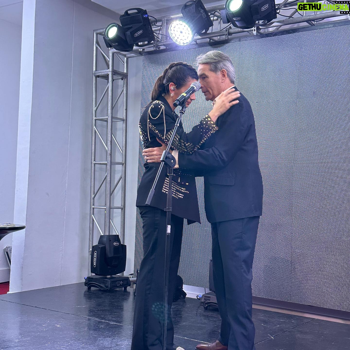 Laura Chimaras Instagram - Cerramos esta gira en Venezuela con él, mi padrino @simancasjc llegó de sorpresa a este cierre y verlo fue ver a mi padre… eran mejores amigos, eran familia. Gracias valencia que cierre me diste🥹😭🙏🏻 GRACIAS VENEZUELA ME VOY FELIZ Y AGRADECIDA🤍 GRACIAS!