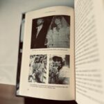 Laura Chimaras Instagram - Debo confesar la profunda nostalgia que me da ver que ya existe el Vol. II de este libro. Verlo, leerlo, olerlo, disfrutar de las fotografías de ellos juntos y saber que esa también es mi historia, me llena de un sentimiento tan profundo que no hay palabras para expresarlo. Detrás de tantas horas de escritura existen miedos, risas, lágrimas, insomnios, vinos, alegrías, vida, muerte… existen tantas cosas… Este año nace el segundo libro más importante de mi vida, las memorias de mi madre convertidas en una novela 🖤 Gracias a mi madre por permitirlo, a Dios por la vida, por esta pasión que siento por la escritura y por ustedes, mi público hermoso🫶 Como dice Silvio ✍🏻 🎶 He estado al alcance de todos los bolsillos Porque no cuesta nada mirarse para adentro He estado al alcance de todas las manos Que han querido tocar mi mano amigamente Pero pobre de mí, no he estado con los presos De su propia cabeza acomodada No he estado en los que ríen con solo media risa Los delimitadores de las primaveras No he estado en los archivos ni en las papelerías Y se me archiva en copias y no en originales No he estado en los mercados grandes de la palabra Pero he dicho lo mío a tiempo y sonriente Yo he preferido hablar de cosas imposibles Porque de lo posible se sabe demasiado🎶