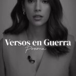 Laura Chimaras Instagram - A través de una pantalla vemos cómo el mundo colapsa, la policía dispara, las personas gritan, irónicamente le damos me gusta a la noticia, mientras… intento escribir este poema. Poema: Versos en Guerra ✍🏻 Recuerda dejarme tu comentario🖤 #poema #poeta #versos #poesíaenespañol #guerra #protesta #sueños #poesíaymúsica