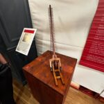 Laura Chimaras Instagram - Un día como hoy, muere Leonardo Da Vinci.   Quiero tomarme unos minutos para compartirles mis fascinación por su arte, sus descubrimientos, su vida, lo que nos dejó y también todos los misterios que se llevó.   Hace meses fui a una exhibición de Leonardo, donde me sentía como si le dieras a un niño su mejor viaje. Hace meses que me obsesioné con su vida, sus creaciones y lo que más tocó mi corazón, su capacidad de observar y vivir.   Mientras iba leyendo sobre su vida y conociendo su arte, me encuentro con lo que fue su primera obra no religiosa, Ginevra De Benci, me pareció fascinante. No era una muchacha común, era melancólica, poco atractiva, la pintura tiene los risos brillantes que tanto le gustaba a Leonardo hacer, la pose tres cuartos y algo que me voló la cabeza, fue que dicen que esta imagen anticipa la Mona lisa.   (Es la 2da fotografía del carrusel) Dicen que si te sitúas muy cerca del cuadro en la National Gallery Art en Washington, puedes observar la huella dactilar de Leonardo justo a la derecha de la mandíbula de Ginevra. Hay otra huella justo detrás del hombro derecho.   Esto para mi es impresionante, es como poder contemplar su arte, su visión, y al mismo tiempo conocerla ella. Lo más sorprendente para mí, y el factor de que es una de mis obras favoritas de Leonardo, es que al ver a Ginevra puedes sentir su pesadez, está medio ausente, sus ojos se pierden en la lejanía, lo que quizá, pudo haber sido una mujer con una vida triste, pero la realidad es que era una mujer muy inteligente y en ella existía una intensidad en su profundidad, escribió muchos poemas, donde aún se conserva un verso, “Os pido perdón; yo soy una tigresa de la montaña”. Leonardo nos sorprende con un retrato psicológico, logró plasmar las emociones ocultas.   Se dice que “Ginevra De Benci no es la Mona Lisa, no. Sin embargo, salta a la vista por el hombre que más adelante la pintaría.