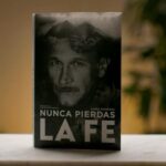 Laura Chimaras Instagram - Nunca Pierdas la Fe Vol. I 🖤 Disponible en: Amazon en formato digital a nivel mundial Laurachimaras.com en físico - USA y Argentina📚 - Nunca Pierdas la Fe Vol. II - estará disponible en unos meses🔜 Para más información pueden escribir a booking@laurachimaras.com o seguir la cuenta oficial del libro que es @nuncapierdaslafelch #nuncapierdaslafe #novelabasadaenhechosreales #novela #yanischimaras #chimaraslaura #duelo #memoriasdeunahija