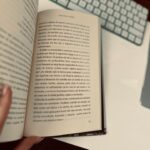 Laura Chimaras Instagram - Debo confesar la profunda nostalgia que me da ver que ya existe el Vol. II de este libro. Verlo, leerlo, olerlo, disfrutar de las fotografías de ellos juntos y saber que esa también es mi historia, me llena de un sentimiento tan profundo que no hay palabras para expresarlo. Detrás de tantas horas de escritura existen miedos, risas, lágrimas, insomnios, vinos, alegrías, vida, muerte… existen tantas cosas… Este año nace el segundo libro más importante de mi vida, las memorias de mi madre convertidas en una novela 🖤 Gracias a mi madre por permitirlo, a Dios por la vida, por esta pasión que siento por la escritura y por ustedes, mi público hermoso🫶 Como dice Silvio ✍🏻 🎶 He estado al alcance de todos los bolsillos Porque no cuesta nada mirarse para adentro He estado al alcance de todas las manos Que han querido tocar mi mano amigamente Pero pobre de mí, no he estado con los presos De su propia cabeza acomodada No he estado en los que ríen con solo media risa Los delimitadores de las primaveras No he estado en los archivos ni en las papelerías Y se me archiva en copias y no en originales No he estado en los mercados grandes de la palabra Pero he dicho lo mío a tiempo y sonriente Yo he preferido hablar de cosas imposibles Porque de lo posible se sabe demasiado🎶