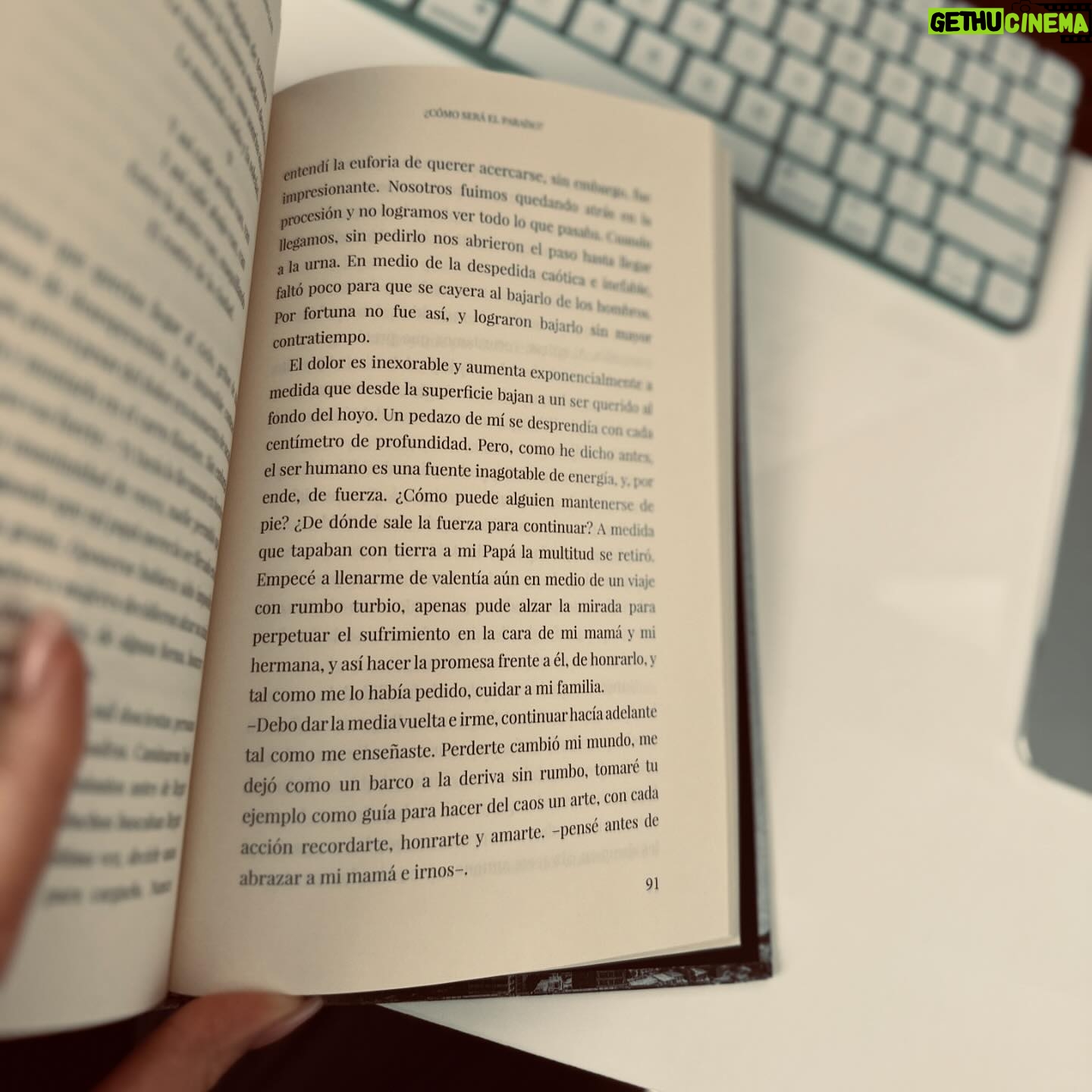 Laura Chimaras Instagram - Debo confesar la profunda nostalgia que me da ver que ya existe el Vol. II de este libro. Verlo, leerlo, olerlo, disfrutar de las fotografías de ellos juntos y saber que esa también es mi historia, me llena de un sentimiento tan profundo que no hay palabras para expresarlo. Detrás de tantas horas de escritura existen miedos, risas, lágrimas, insomnios, vinos, alegrías, vida, muerte… existen tantas cosas… Este año nace el segundo libro más importante de mi vida, las memorias de mi madre convertidas en una novela 🖤 Gracias a mi madre por permitirlo, a Dios por la vida, por esta pasión que siento por la escritura y por ustedes, mi público hermoso🫶 Como dice Silvio ✍🏻 🎶 He estado al alcance de todos los bolsillos Porque no cuesta nada mirarse para adentro He estado al alcance de todas las manos Que han querido tocar mi mano amigamente Pero pobre de mí, no he estado con los presos De su propia cabeza acomodada No he estado en los que ríen con solo media risa Los delimitadores de las primaveras No he estado en los archivos ni en las papelerías Y se me archiva en copias y no en originales No he estado en los mercados grandes de la palabra Pero he dicho lo mío a tiempo y sonriente Yo he preferido hablar de cosas imposibles Porque de lo posible se sabe demasiado🎶