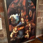 Laura Chimaras Instagram - Un día como hoy, muere Leonardo Da Vinci.   Quiero tomarme unos minutos para compartirles mis fascinación por su arte, sus descubrimientos, su vida, lo que nos dejó y también todos los misterios que se llevó.   Hace meses fui a una exhibición de Leonardo, donde me sentía como si le dieras a un niño su mejor viaje. Hace meses que me obsesioné con su vida, sus creaciones y lo que más tocó mi corazón, su capacidad de observar y vivir.   Mientras iba leyendo sobre su vida y conociendo su arte, me encuentro con lo que fue su primera obra no religiosa, Ginevra De Benci, me pareció fascinante. No era una muchacha común, era melancólica, poco atractiva, la pintura tiene los risos brillantes que tanto le gustaba a Leonardo hacer, la pose tres cuartos y algo que me voló la cabeza, fue que dicen que esta imagen anticipa la Mona lisa.   (Es la 2da fotografía del carrusel) Dicen que si te sitúas muy cerca del cuadro en la National Gallery Art en Washington, puedes observar la huella dactilar de Leonardo justo a la derecha de la mandíbula de Ginevra. Hay otra huella justo detrás del hombro derecho.   Esto para mi es impresionante, es como poder contemplar su arte, su visión, y al mismo tiempo conocerla ella. Lo más sorprendente para mí, y el factor de que es una de mis obras favoritas de Leonardo, es que al ver a Ginevra puedes sentir su pesadez, está medio ausente, sus ojos se pierden en la lejanía, lo que quizá, pudo haber sido una mujer con una vida triste, pero la realidad es que era una mujer muy inteligente y en ella existía una intensidad en su profundidad, escribió muchos poemas, donde aún se conserva un verso, “Os pido perdón; yo soy una tigresa de la montaña”. Leonardo nos sorprende con un retrato psicológico, logró plasmar las emociones ocultas.   Se dice que “Ginevra De Benci no es la Mona Lisa, no. Sin embargo, salta a la vista por el hombre que más adelante la pintaría.