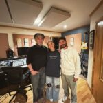 Laura Chimaras Instagram - Cuando empecé este viaje, nunca creí que estaría en el mismo estudio con el maestro @yasmilmarrufo Buscaba en uno de los poemas que sonara a Caracas, fue difícil, ni yo misma sabía cómo explicarlo. Anoche, entre cuentos y risas, entre canciones y recuerdos… Yasmil empezó a tocar, tranquilo, desde una silla negra al otro lado del estudio, con guitarras detrás de él y con luces cálidas, esas que te hacen sentir como en casa. Fue, uno de esos momentos donde no encuentras palabras, donde quizá, no hay nada que decir, sólo sentir… y en efecto, anoche me sentí en Caracas🇻🇪 Yo, apasionada y nerviosa sólo podía decir –gracias, en serio gracias– Gracias a todos los que están dando una semilla para este álbum, yo sigo sin creérmelo, yo sigo soñando y quizá, la vida me siga diciendo que si se puede🤍 Gracias maestro @yasmilmarrufo por tu tiempo, por tu calma, por tus ideas y por tu vida. GRACIAS ✨