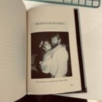 Laura Chimaras Instagram - Debo confesar la profunda nostalgia que me da ver que ya existe el Vol. II de este libro. Verlo, leerlo, olerlo, disfrutar de las fotografías de ellos juntos y saber que esa también es mi historia, me llena de un sentimiento tan profundo que no hay palabras para expresarlo. Detrás de tantas horas de escritura existen miedos, risas, lágrimas, insomnios, vinos, alegrías, vida, muerte… existen tantas cosas… Este año nace el segundo libro más importante de mi vida, las memorias de mi madre convertidas en una novela 🖤 Gracias a mi madre por permitirlo, a Dios por la vida, por esta pasión que siento por la escritura y por ustedes, mi público hermoso🫶 Como dice Silvio ✍🏻 🎶 He estado al alcance de todos los bolsillos Porque no cuesta nada mirarse para adentro He estado al alcance de todas las manos Que han querido tocar mi mano amigamente Pero pobre de mí, no he estado con los presos De su propia cabeza acomodada No he estado en los que ríen con solo media risa Los delimitadores de las primaveras No he estado en los archivos ni en las papelerías Y se me archiva en copias y no en originales No he estado en los mercados grandes de la palabra Pero he dicho lo mío a tiempo y sonriente Yo he preferido hablar de cosas imposibles Porque de lo posible se sabe demasiado🎶